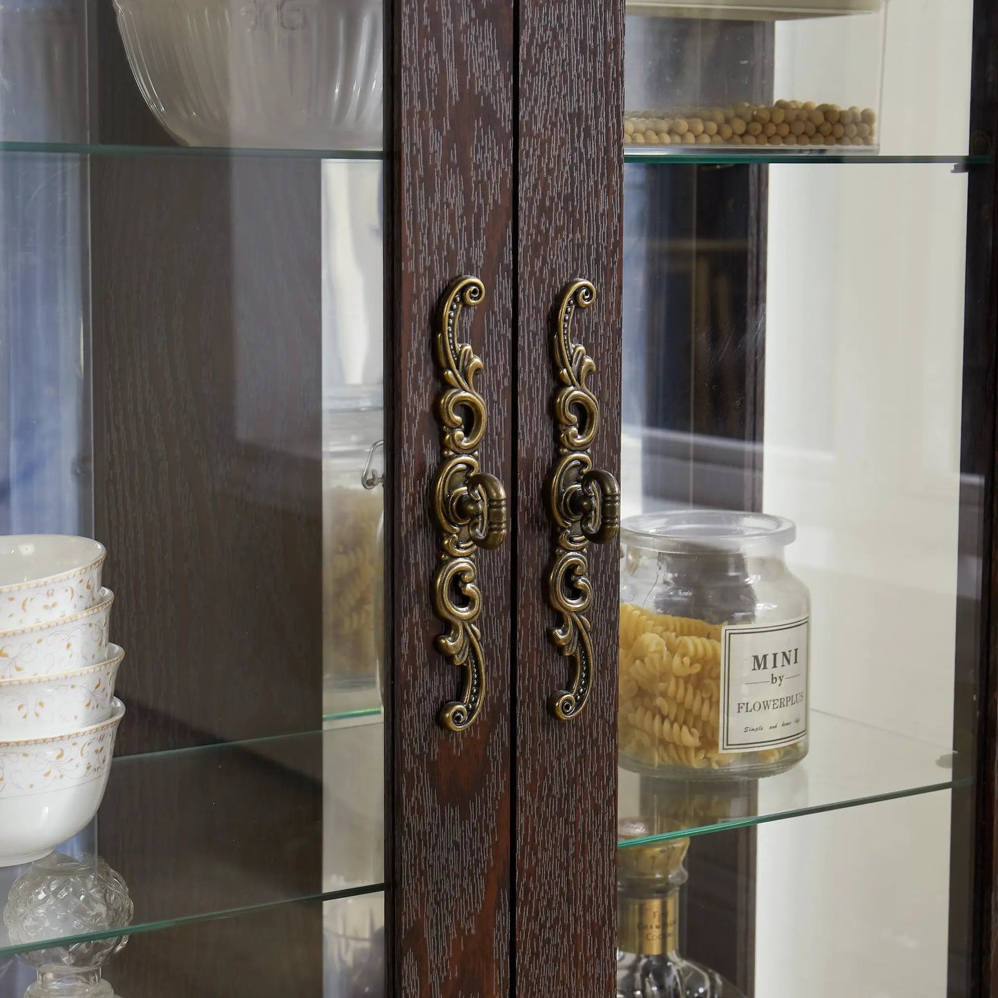 Meuble vitrine double porte avec panneau arrière miroir en verre trempé et étagères réglables avec lumières couleur cerisier