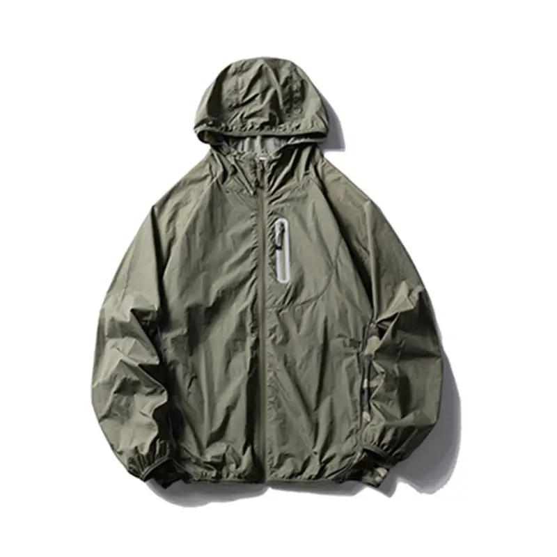 Ropa de protección solar fina con capucha y diseño reflectante para deportes al aire libre, chaqueta informal de moda para hombre con camuflaje.