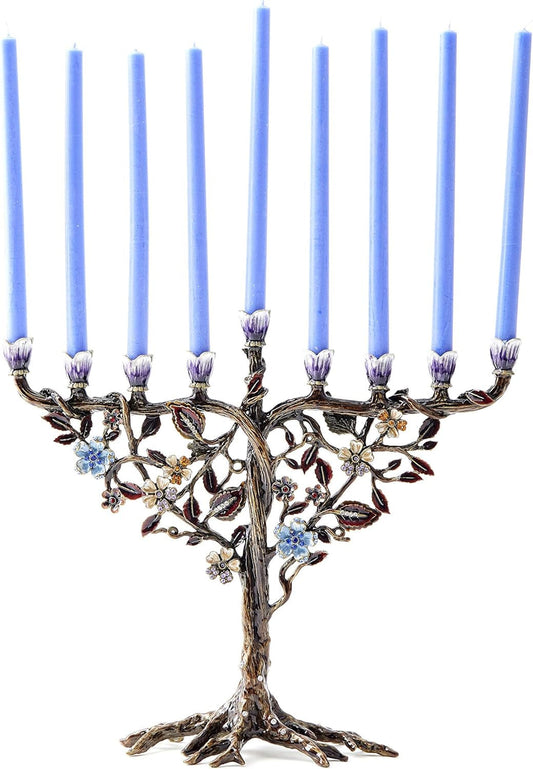 Elegante menorá de Hanukkah con diseño de flores pintadas a mano y adornos de cristal.
