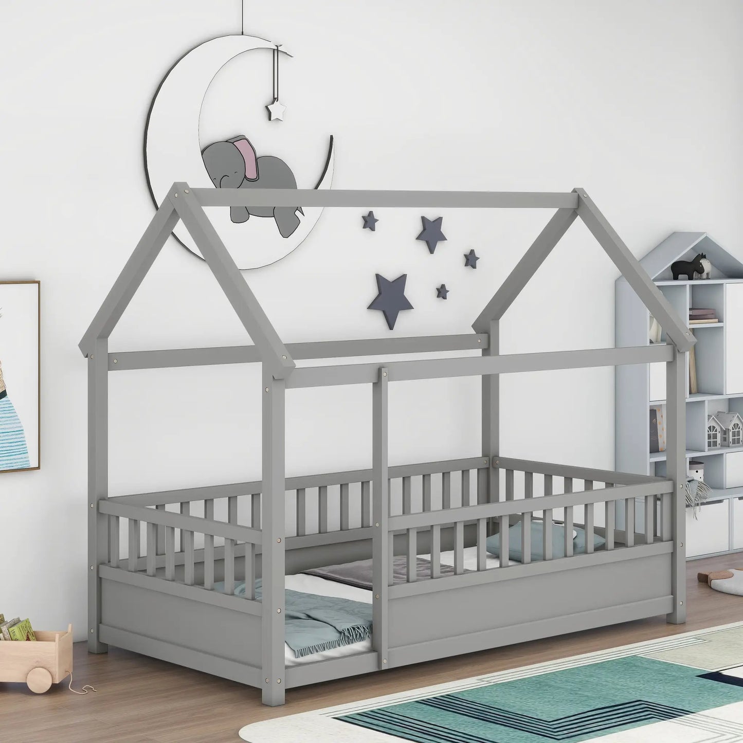 Cama de suelo individual de madera con estructura de tejado de casa, vallas y barandillas, gris