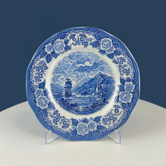 Collection of Fine English Blue White Tableware. 3 Plates & 2 Berry Bowls. Lochs of Scotland. Huddington Court. Tonquin by Mott. Rustic Home - Tampa Home & Garden Store