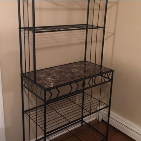 Estantería de cocina para panadero en metal negro con encimera de acabado de mármol