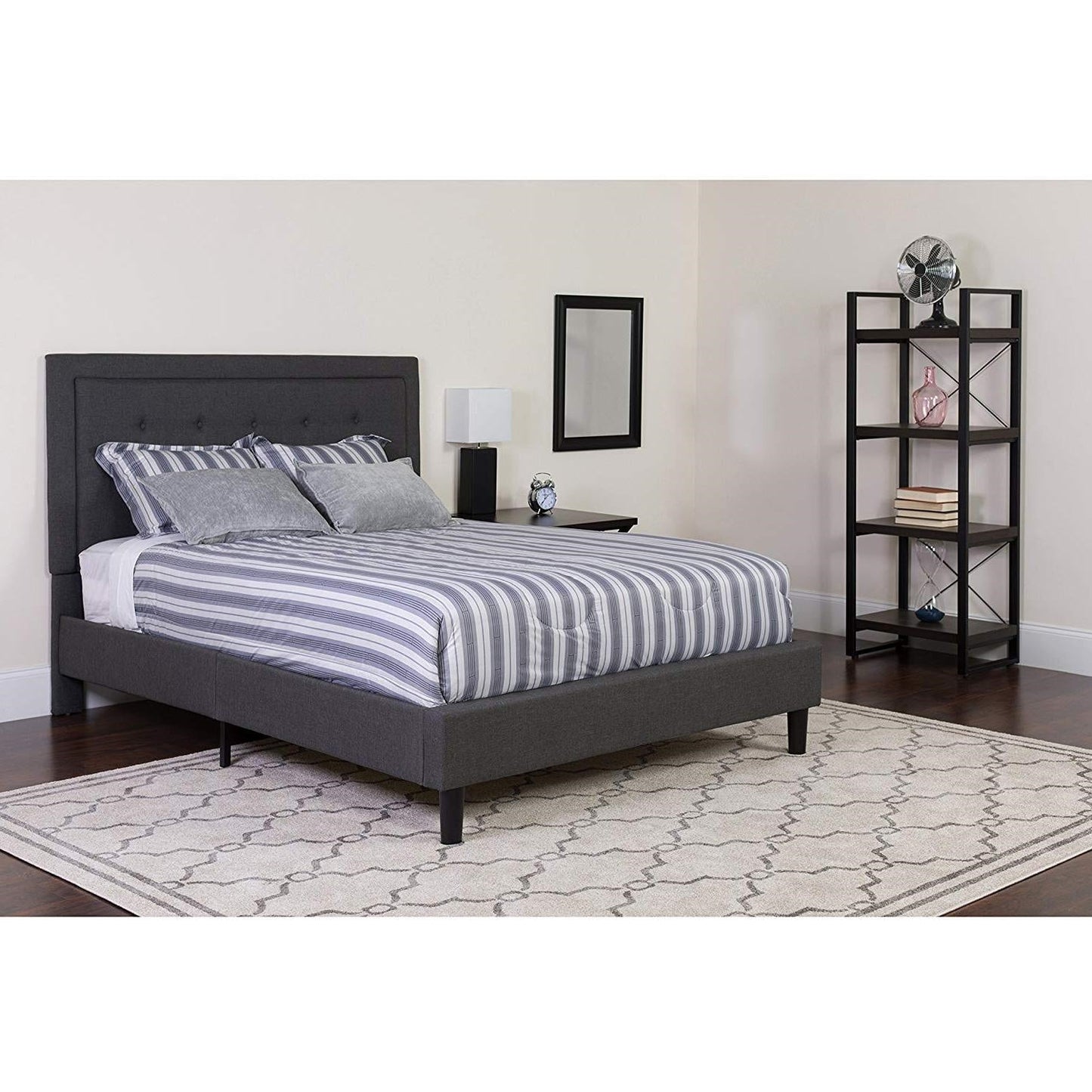 Estructura de cama de plataforma tapizada en tela gris oscuro de tamaño matrimonial con cabecero capitoné