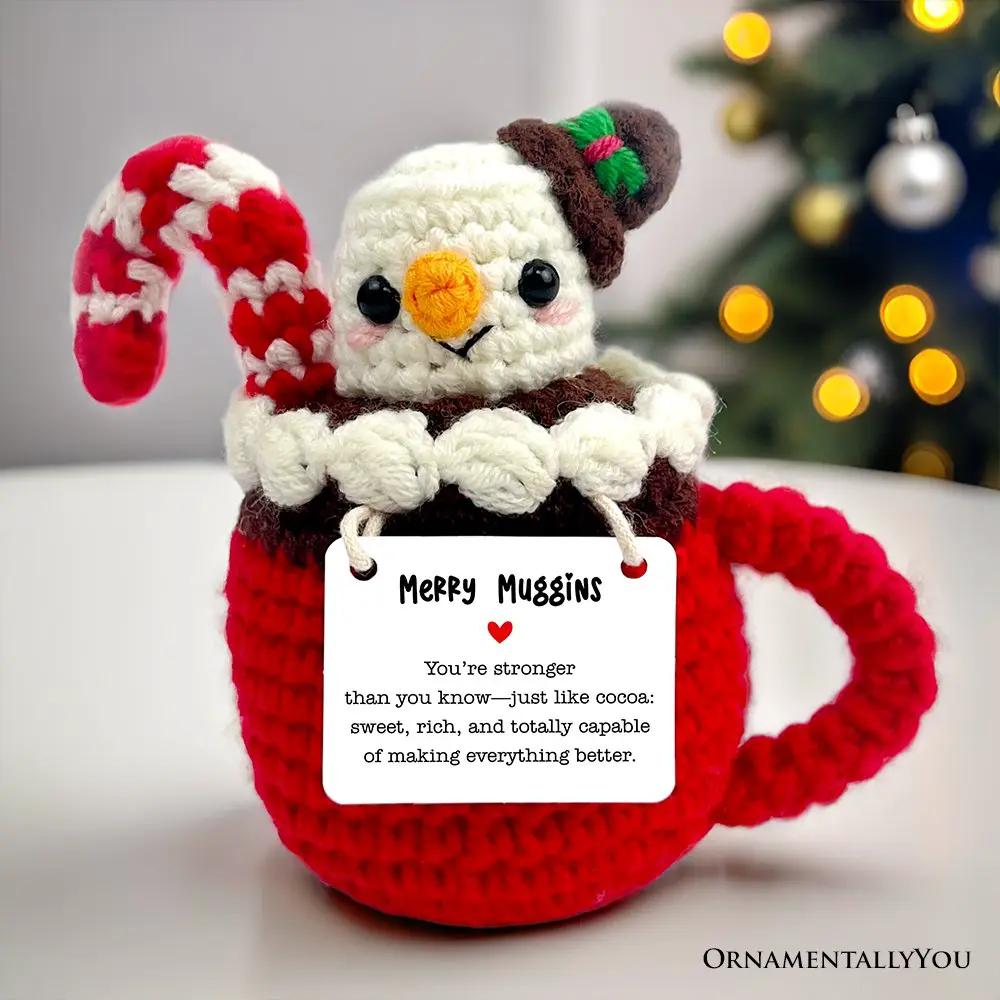 Muñeca de crochet con chocolate caliente y malvavisco, un regalo navideño para animar a niños y adultos.