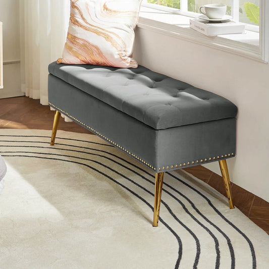 Banco otomana de almacenamiento moderno de mediados de siglo para pie de cama con asiento de terciopelo gris y patas doradas