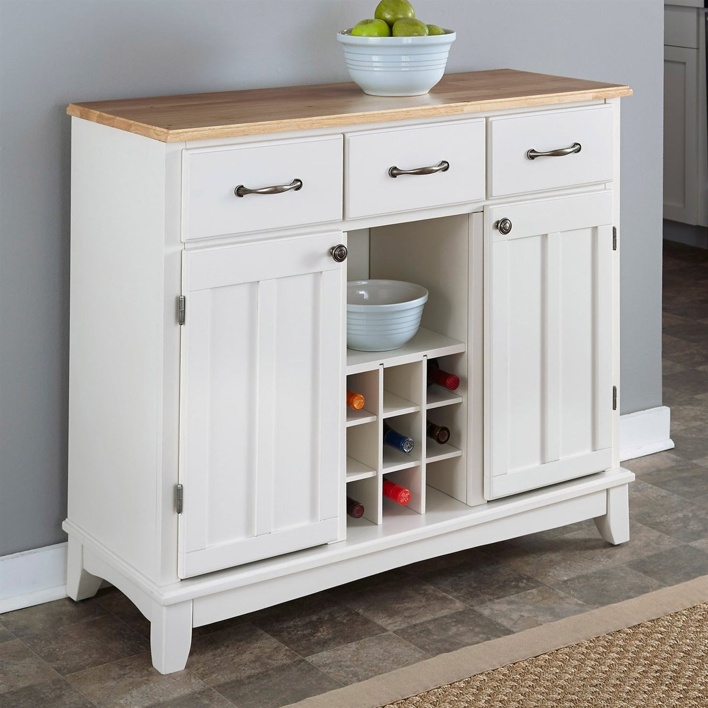 Mueble aparador con encimera de madera natural, estante para vinos y base blanca para isla de cocina