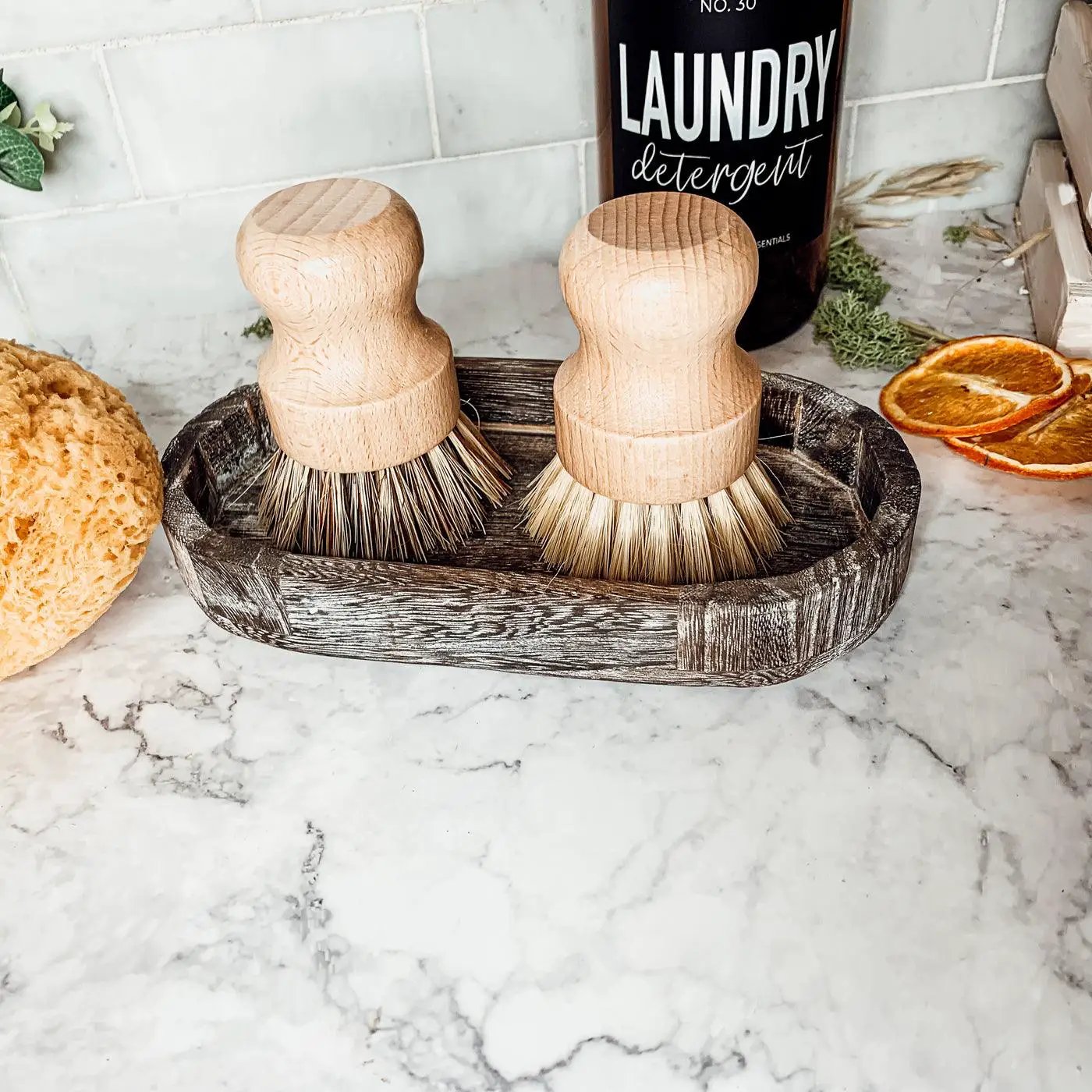 Natural sisal cleaning brushes Gia Roma with wooden handles 2-pack in rustic tray on Tampa Home & Garden Store