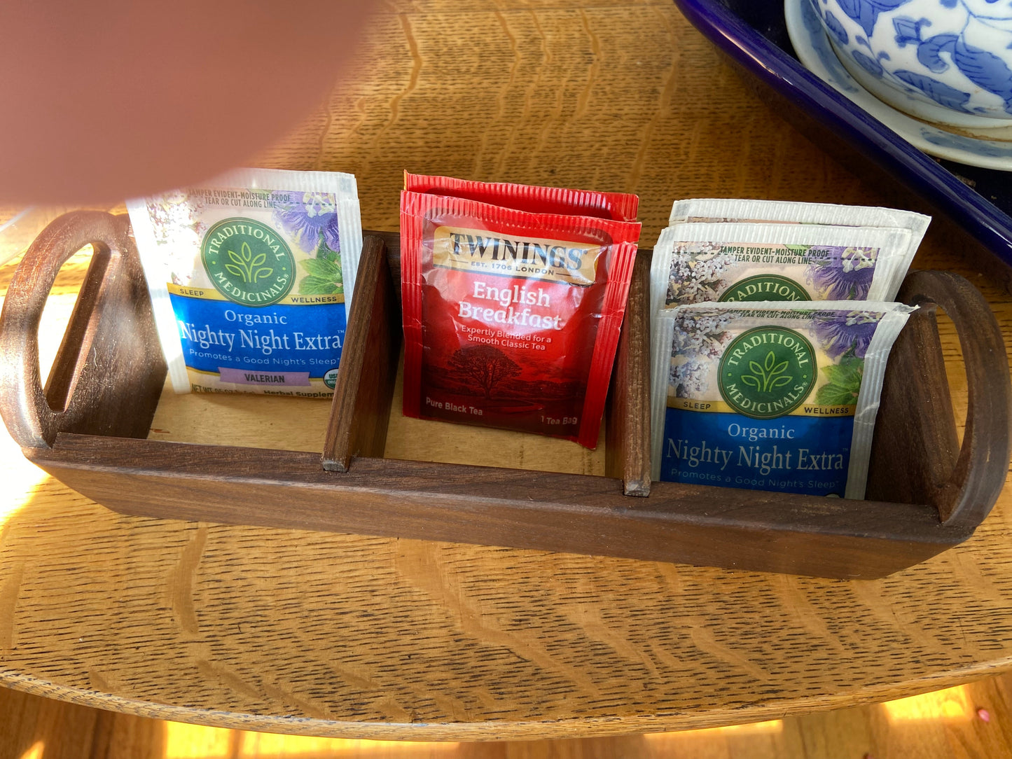 Caja de té de nogal hecha a mano - Grabado personalizado de hojas de té