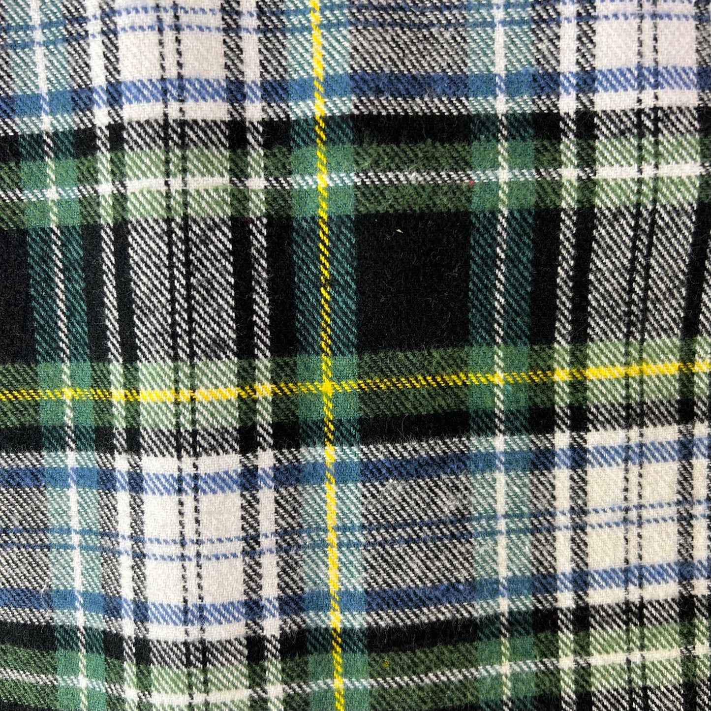 Bufanda infinita o tipo manta de franela a cuadros escoceses de color verde perenne, negro, blanco, azul polvoriento y amarillo