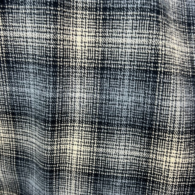 Écharpe infinie ou couverture en flanelle à carreaux gris fumé clair et beige sable