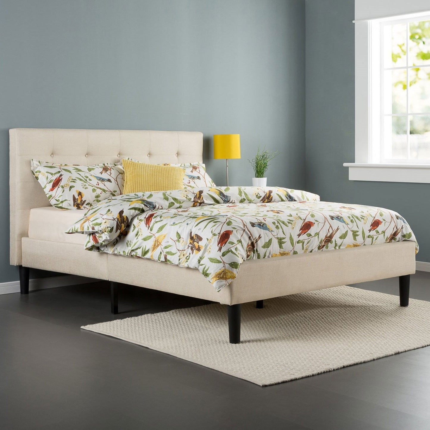 Base de cama tapizada tipo plataforma King size con cabecero capitoné en color gris topo