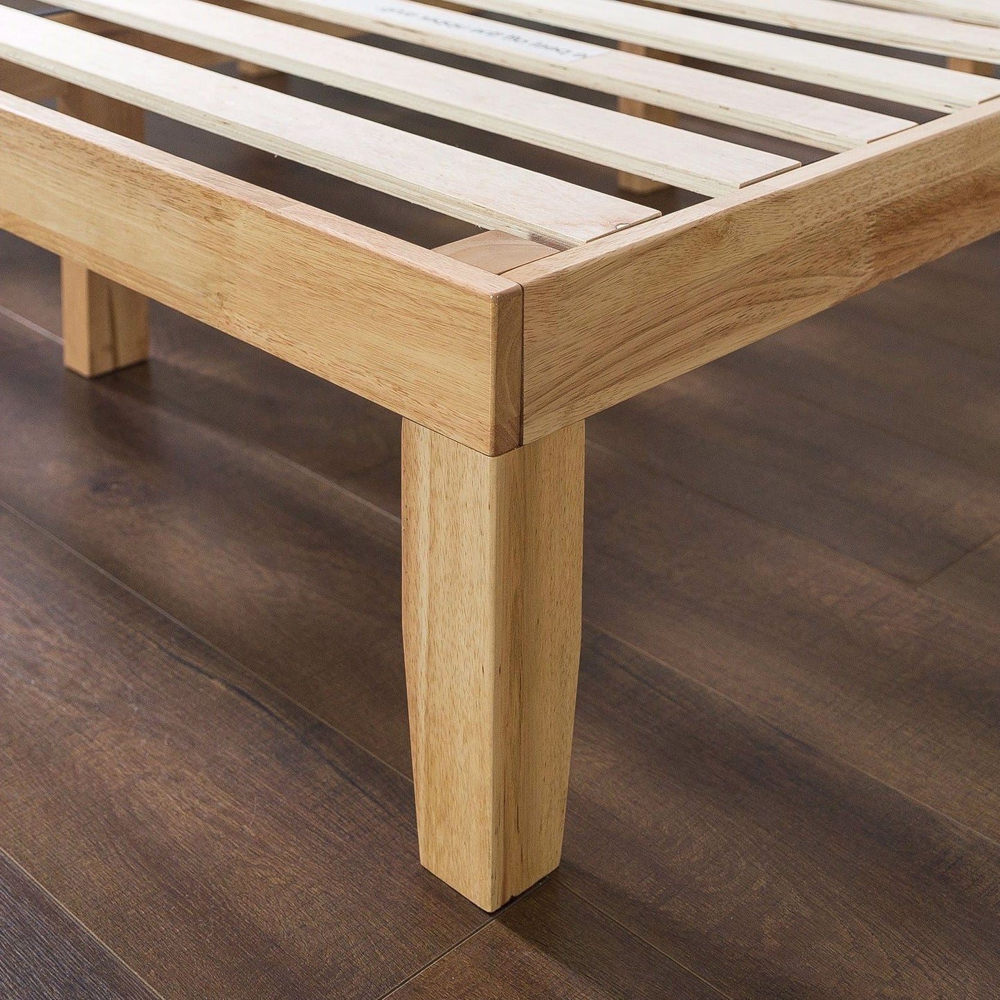 Base de cama tipo plataforma King de madera maciza con acabado natural