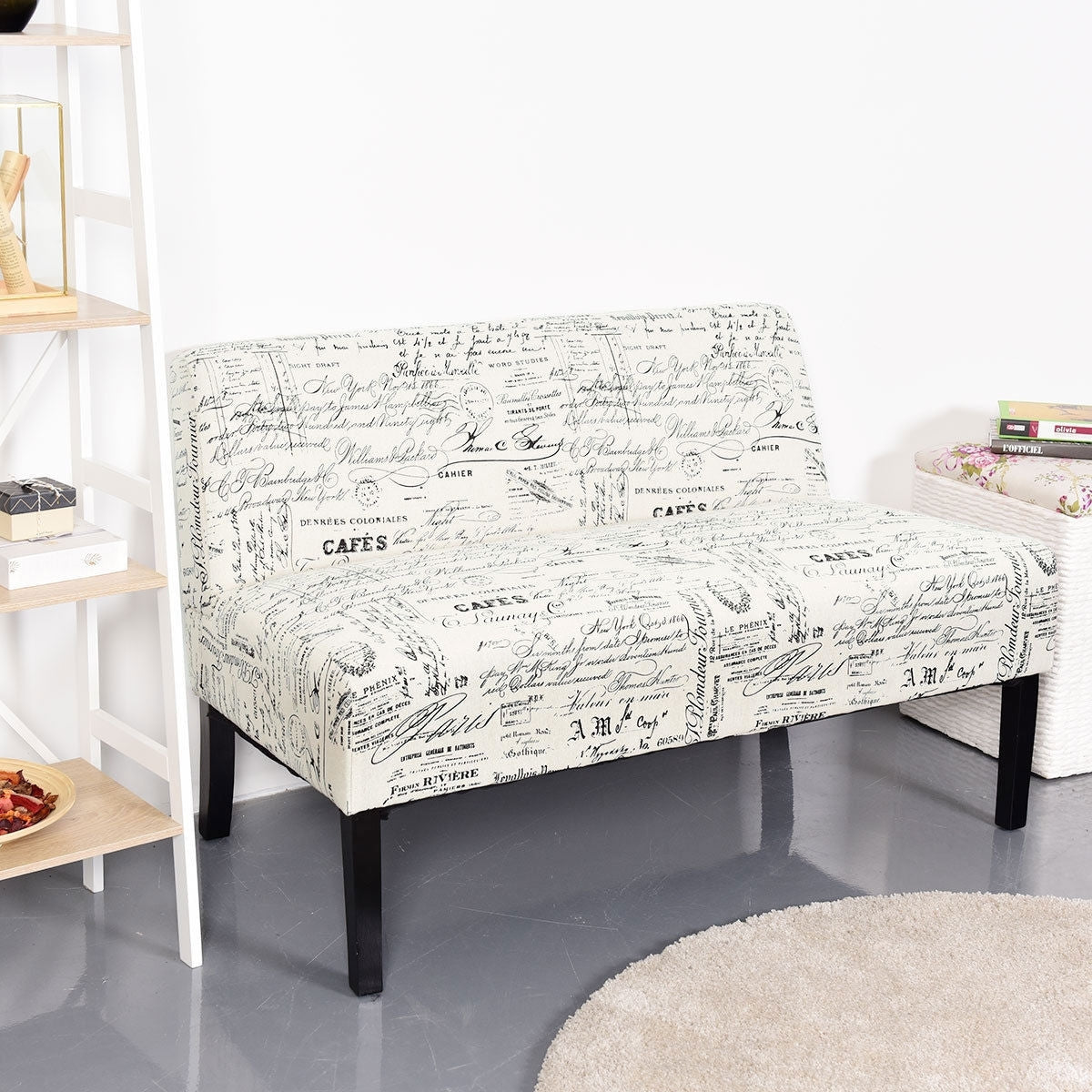 Sofá moderno biplaza con tapicería de patrón cursivo blanquecino y patas de madera negra