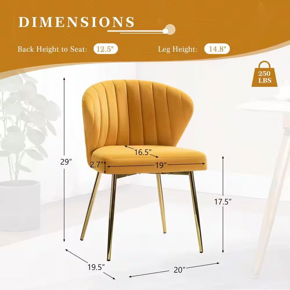 Sillón auxiliar tapizado en terciopelo amarillo mostaza con respaldo de alas y patas de metal dorado