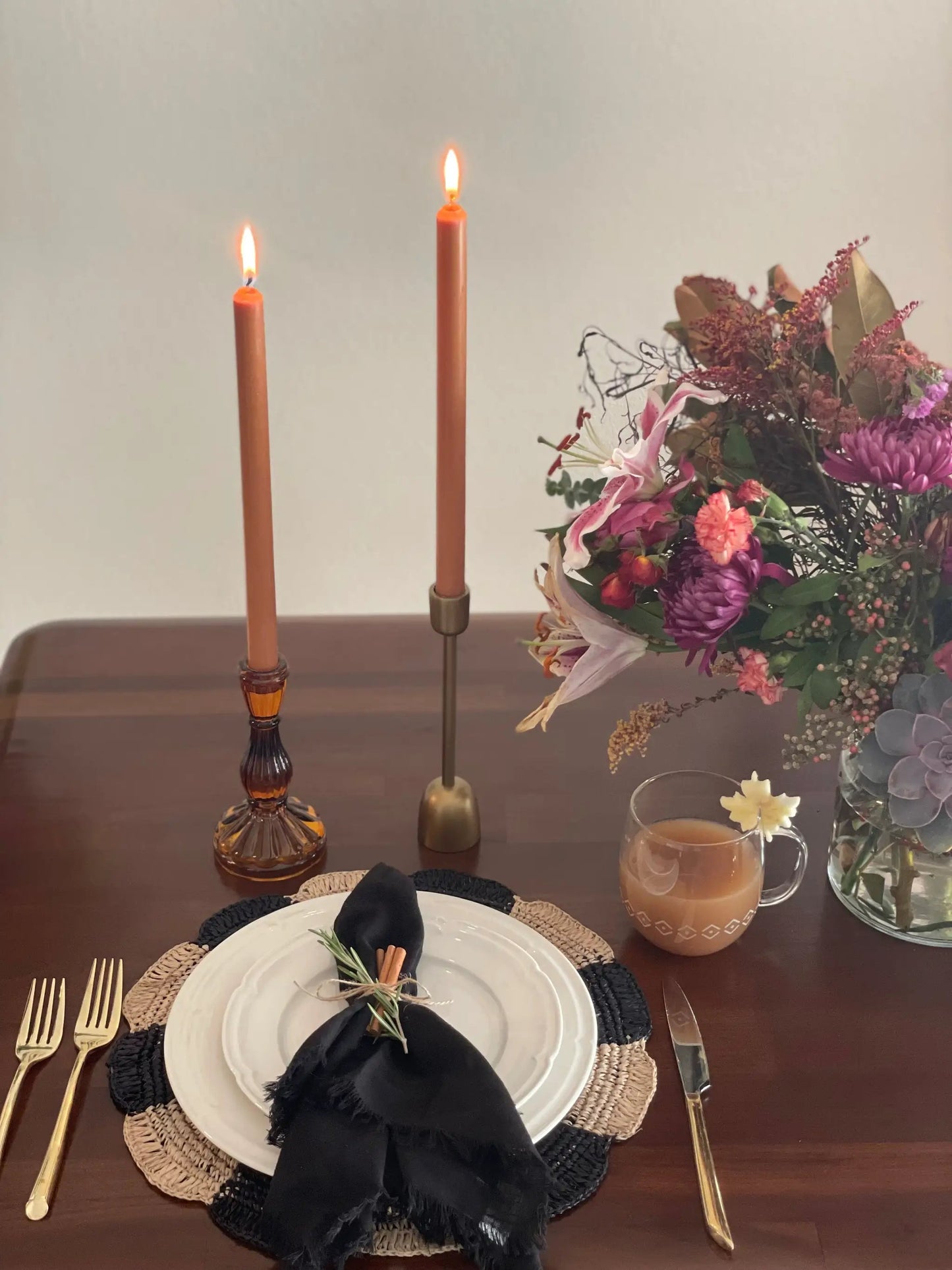 Paris Placemats Black Raffia Tabletop with black napkin on table on Tampa Home & Garden Store