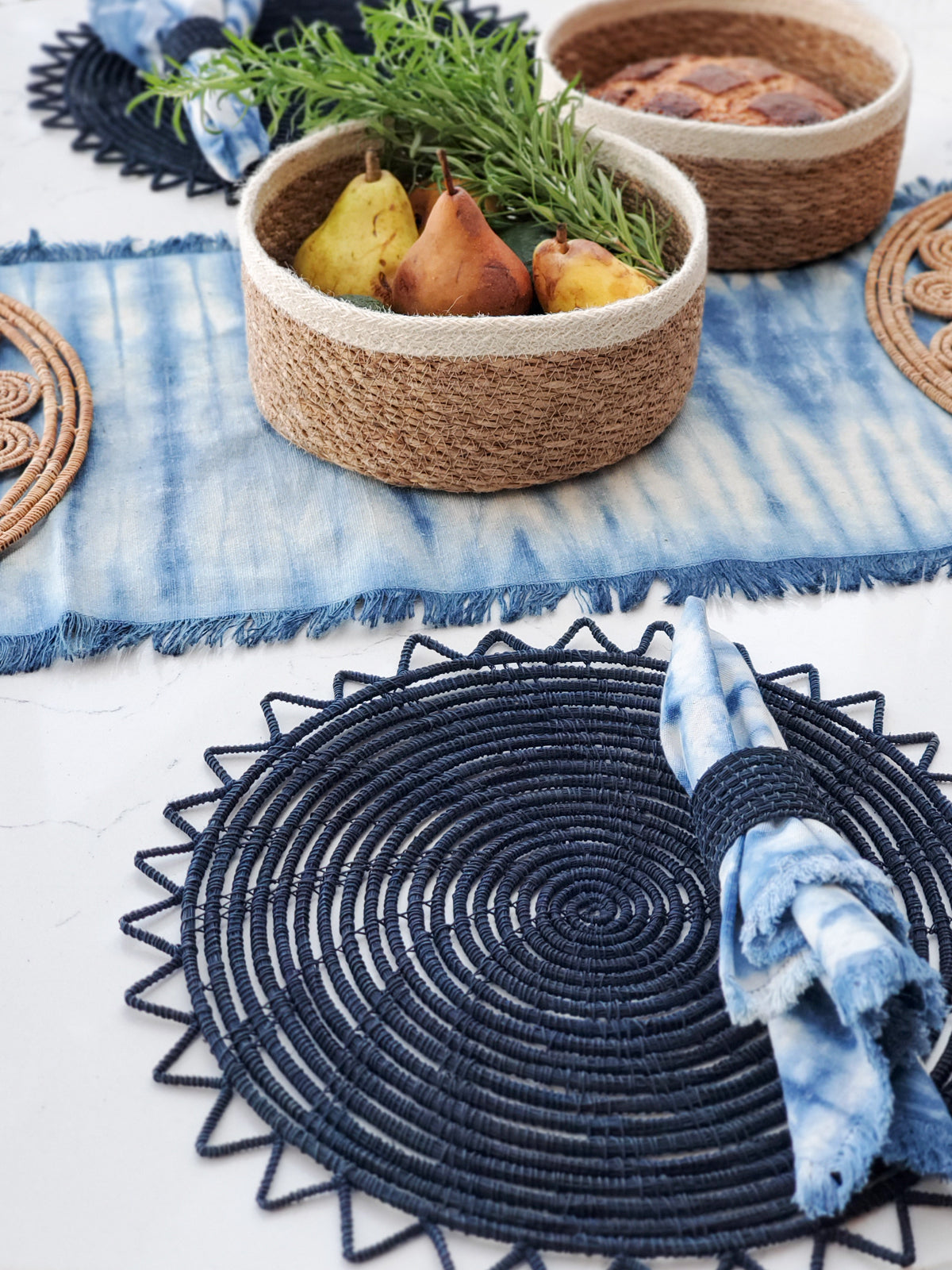 Rond de serviette en fibre de palmier tissée – Bleu indigo (lot de 4)