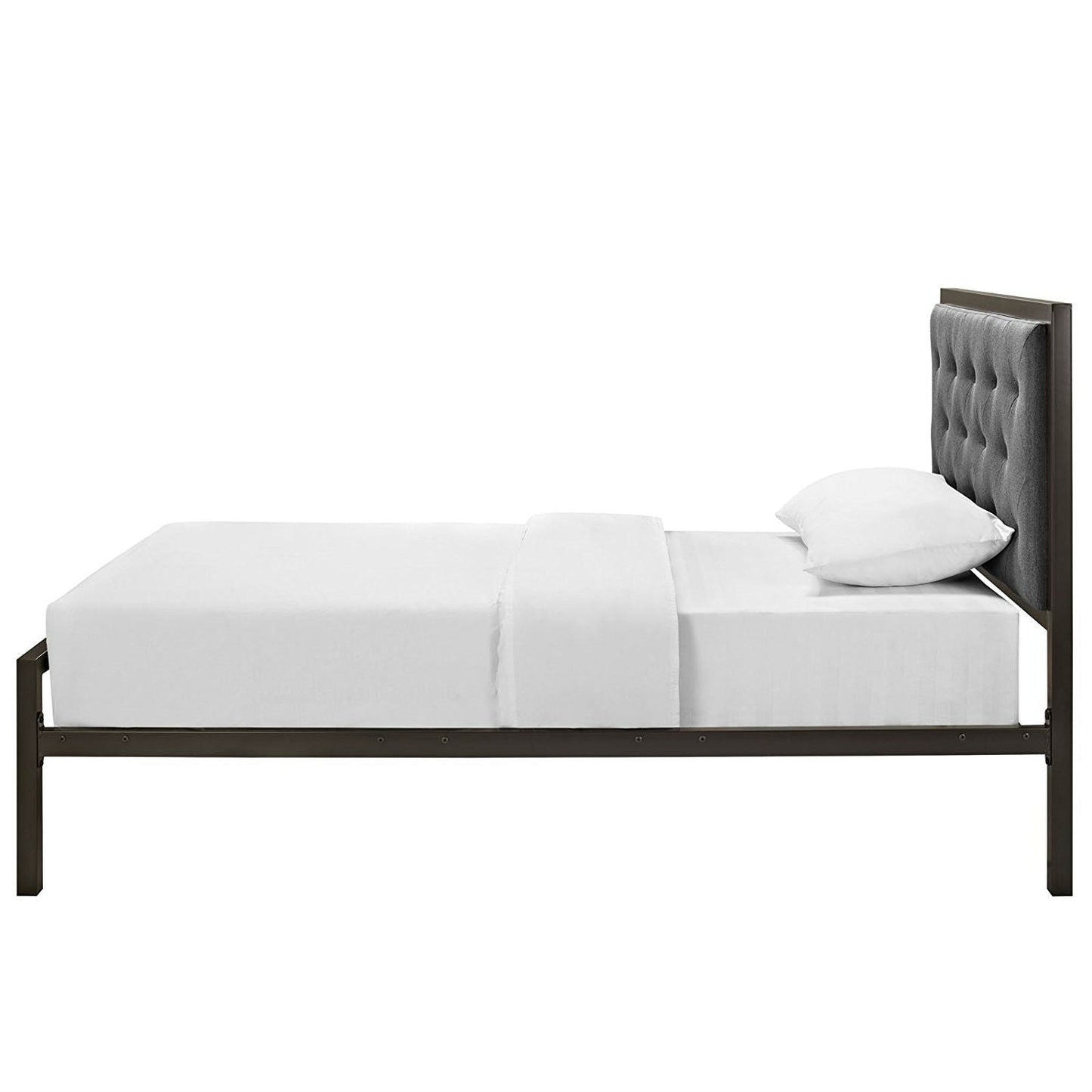 Cama de plataforma individual de metal con cabecero tapizado de tela gris con botones.