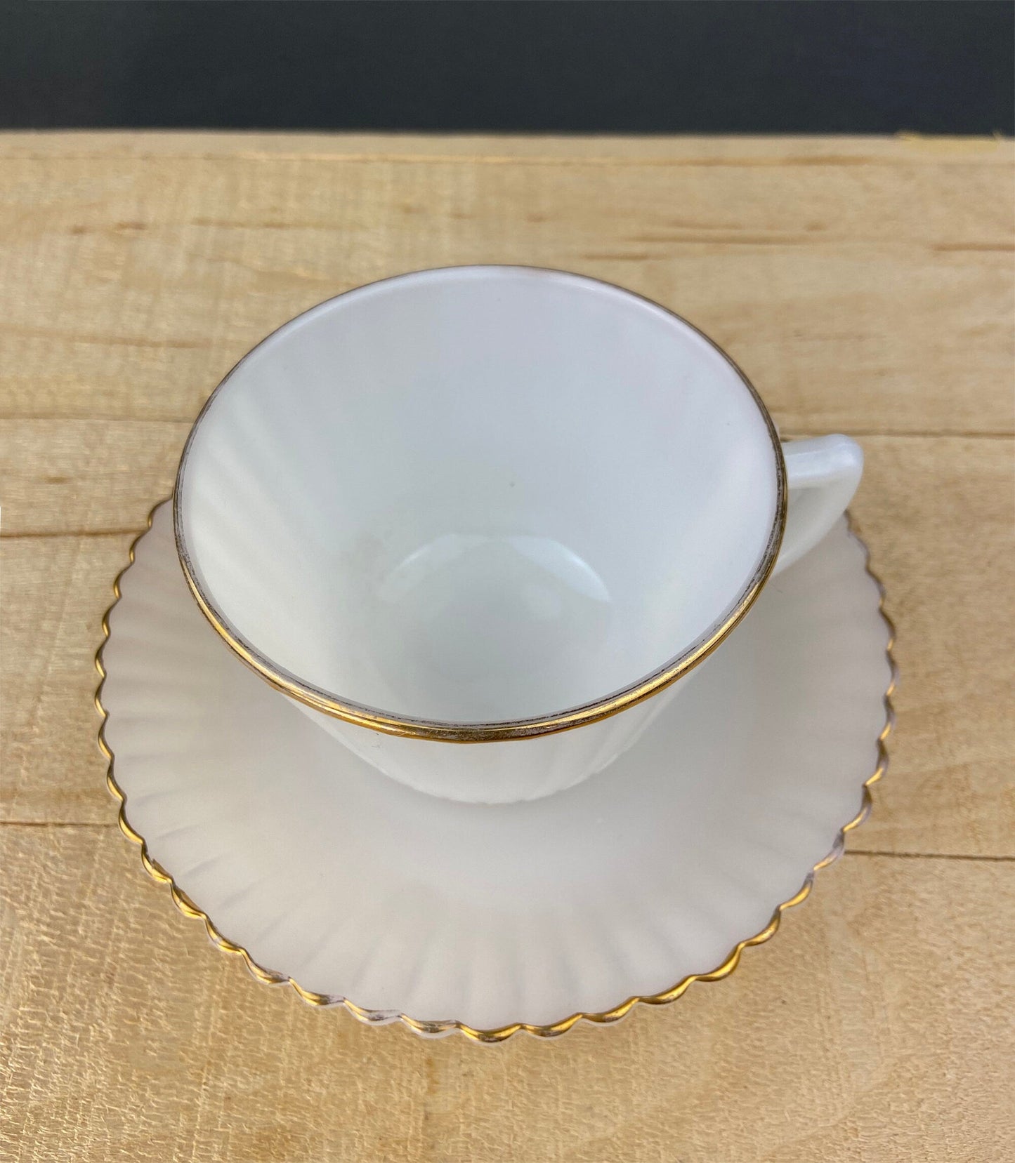 5 tazas de té Monax Petalware opalescentes. Tazas de café de vidrio con borde blanco y dorado. Decoración de mesa blanca. Artículos para el hogar. Decoración de comedor.