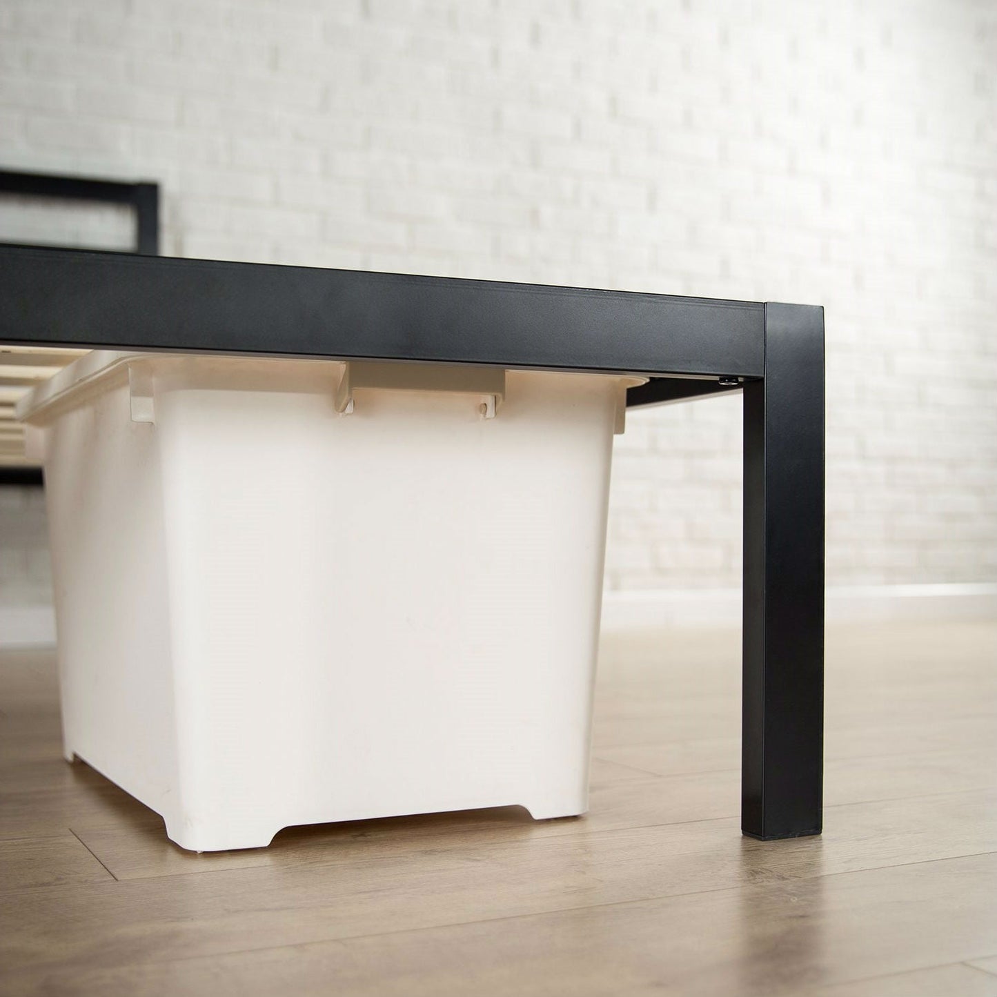 Base de cama de plataforma doble moderna de metal con cabecero y listones de madera