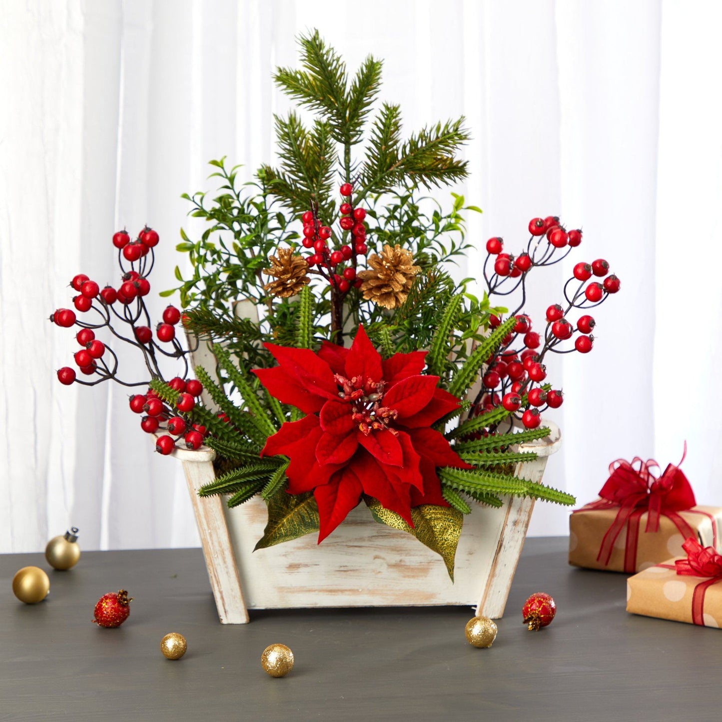 Arrangement artificiel de 45 cm (18 po) composé de poinsettias, de plantes grasses et de baies dans une jardinière