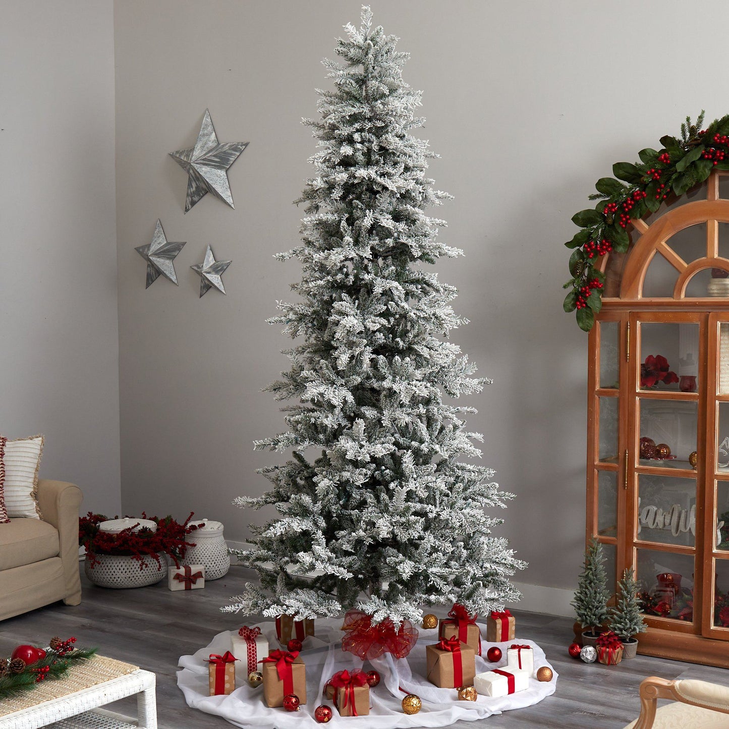 Árbol de Navidad artificial Slim Flocked Nova Scotia Spruce de 9.5 pies