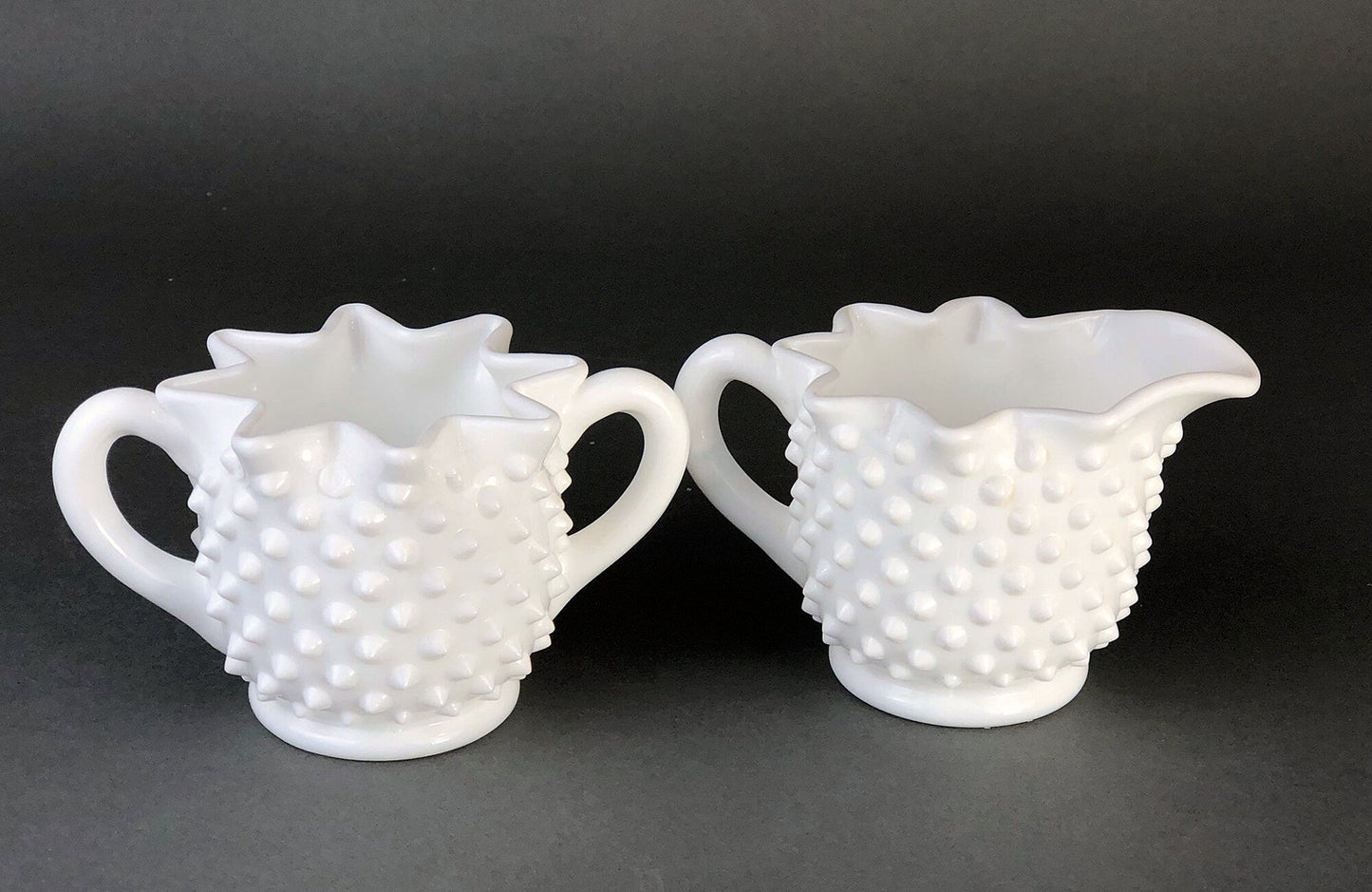 Jarra de leche o salsera pequeña. Fuente de clavos. Jarra de leche o salsera con borde festoneado. Alta cocina. Objetos de colección.
