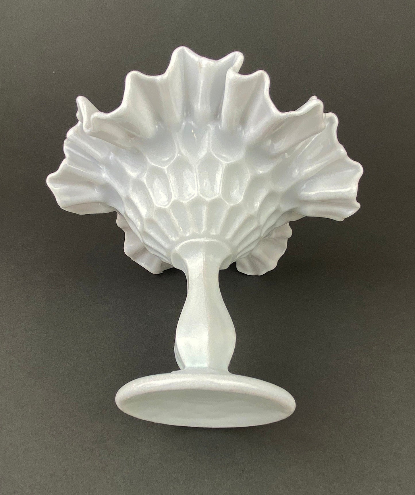 Plato para dulces Fenton de vidrio con leche y borde ondulado. Plato vintage con tachuelas. Cuenco blanco con base.