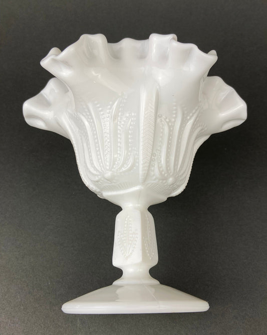 Dulcera de cristal con borde ondulado. Plato vintage blanco para baratijas. Cuenco con base y motivo floral.