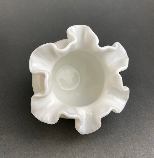 Petit vase en verre opalin à bord festonné. Vase rond pour fleurs. Décoration blanche pour chambre. Vase en verre opalin de collection.