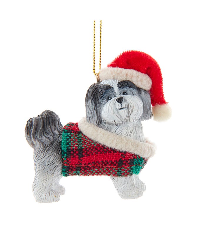 Shih-Tzu gris con abrigo a cuadros y gorro de Papá Noel