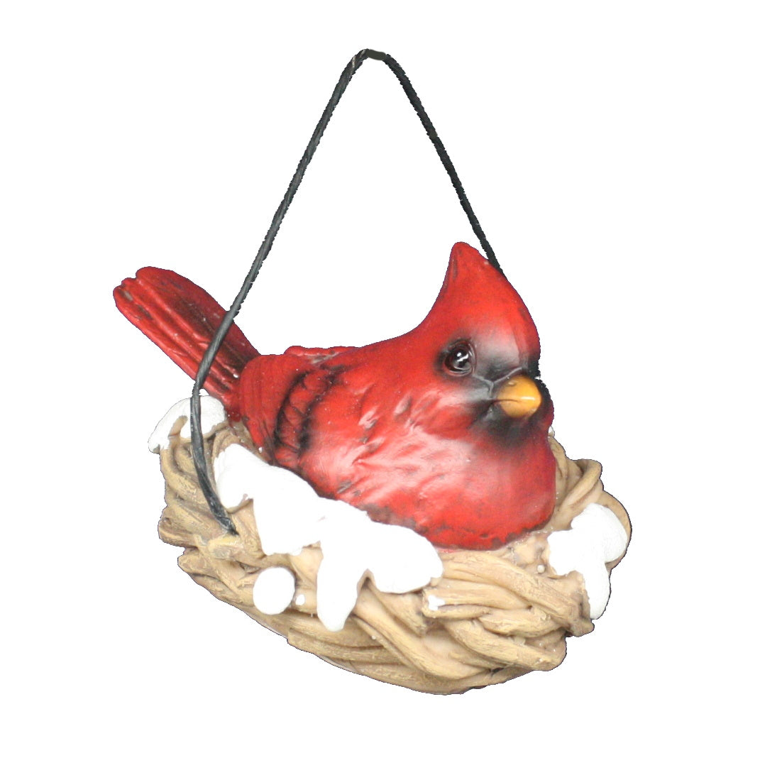 Cardenal de resina en nido de pájaro con nieve