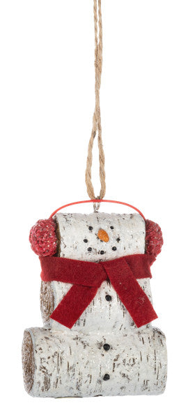 Bonhomme de neige avec une bûche de bouleau -