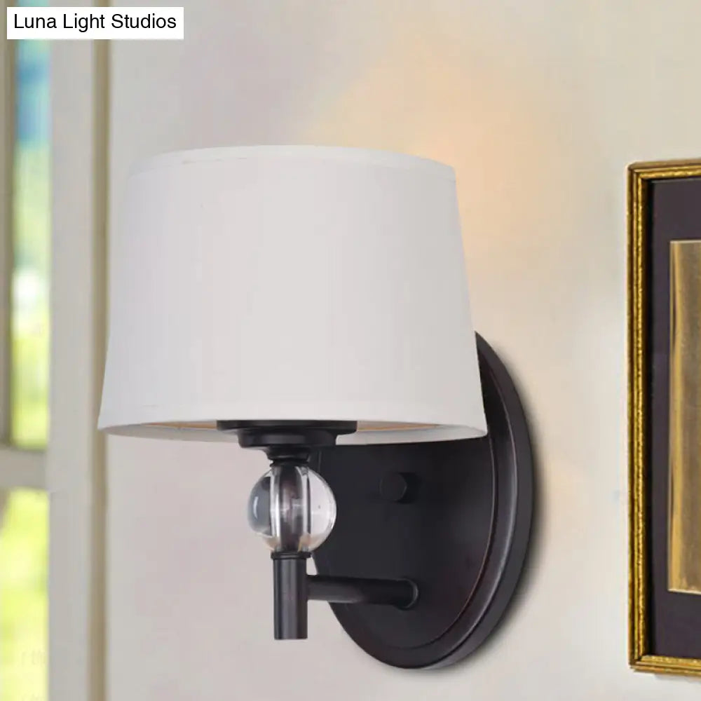 Aplique de pared de tela blanca: estilo moderno con decoración de bola de cristal