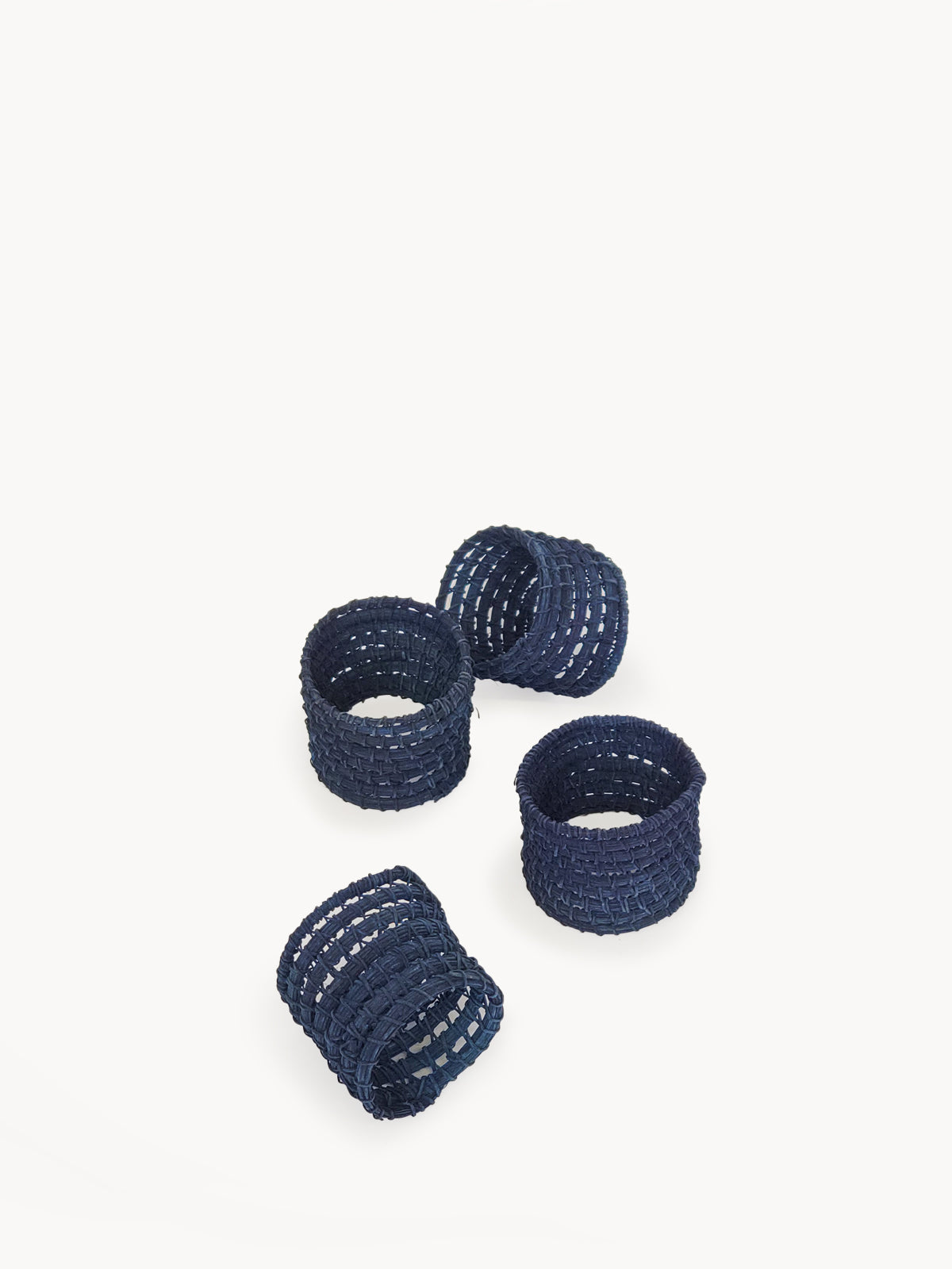 Rond de serviette en fibre de palmier tissée – Bleu indigo (lot de 4)