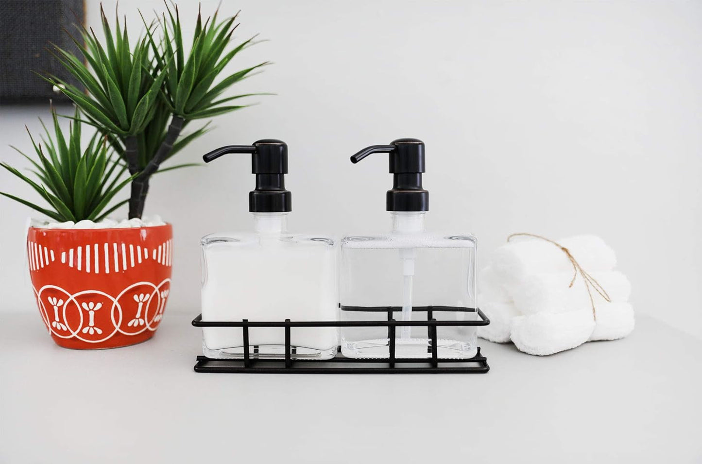 Juego de 2 dispensadores de jabón de vidrio rellenables con bombas de bronce estilo rústico y soporte de metal negro (8.5 oz cada uno) - Organizador ecológico para encimeras de baño y cocina 