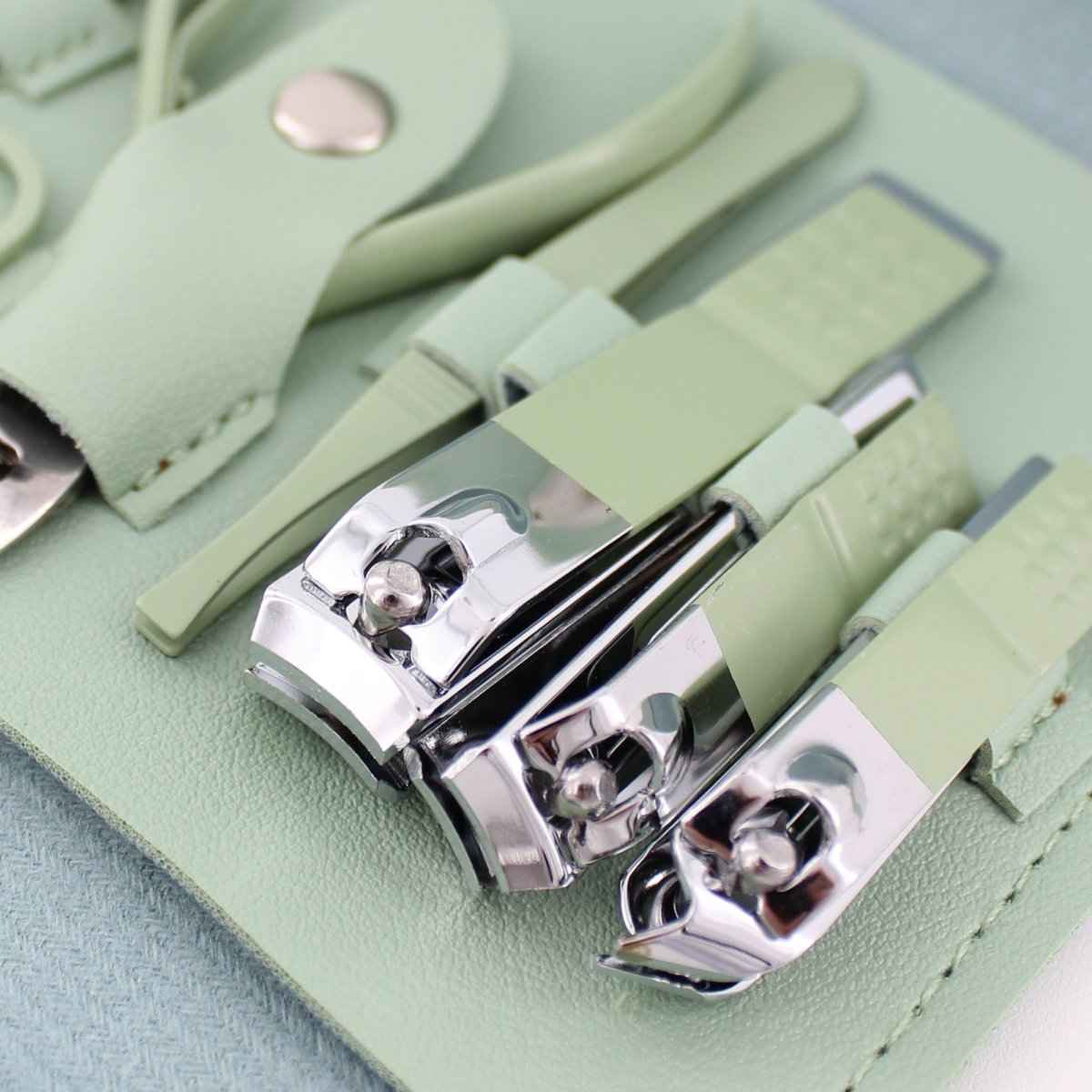 16-piece manicure pedicure set with carbon steel nail clippers and green handles Shaketea on Tampa Home & Garden Store