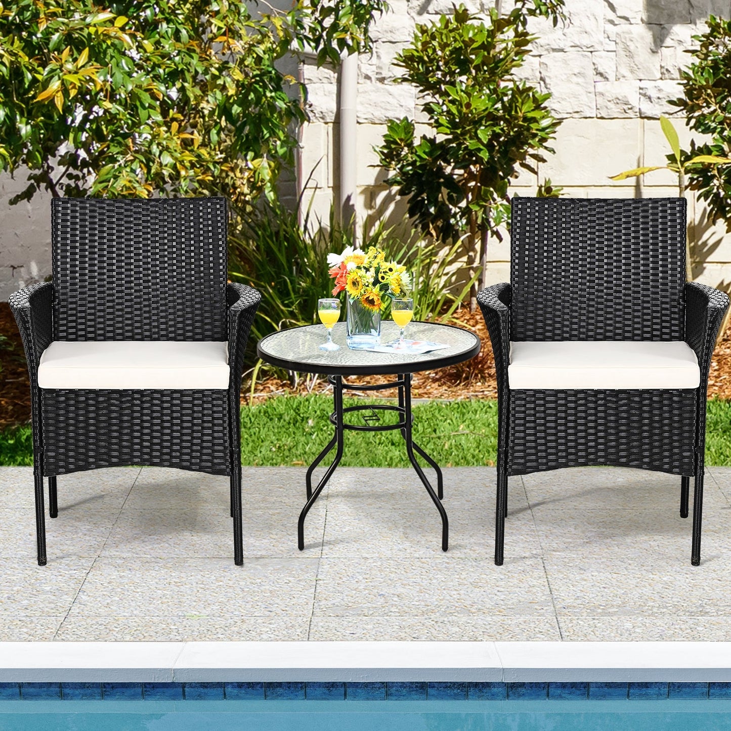 2 sillas de patio de mimbre con cómodos cojines de asiento