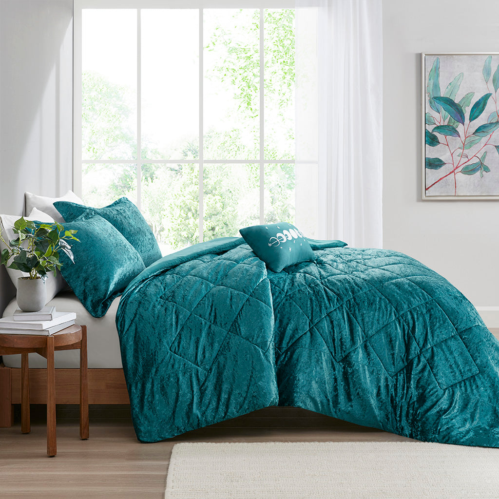 Full and Queen Velvet Comforter Set with Pillow