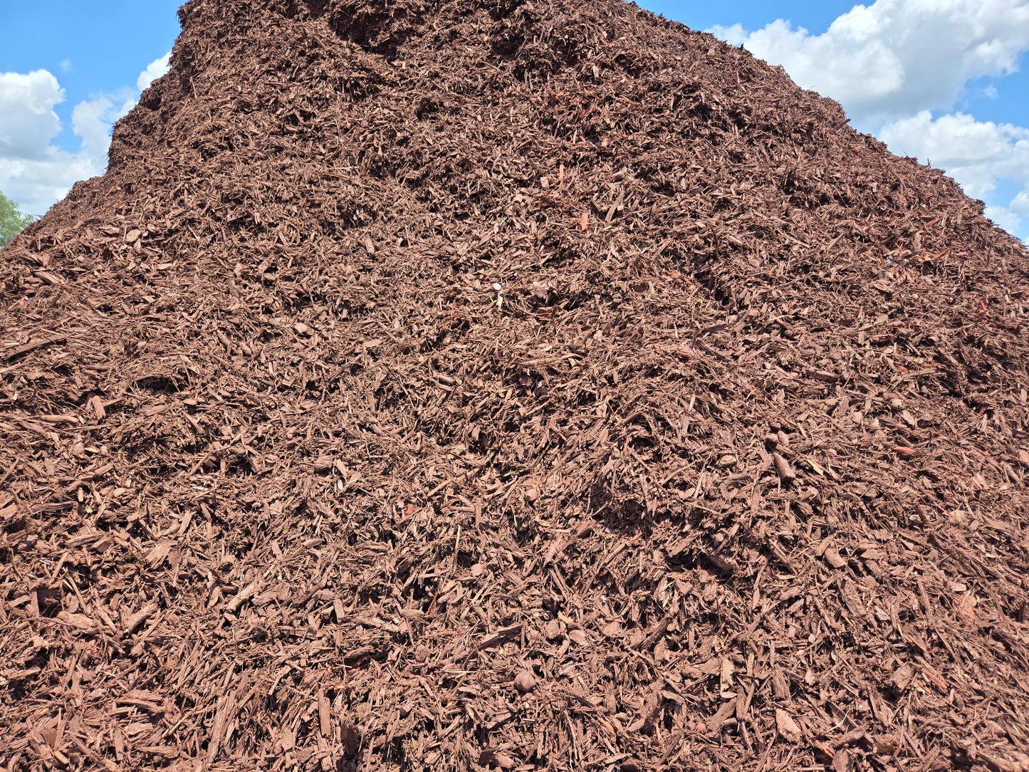 Bulk brown mulch for sale by the yard.