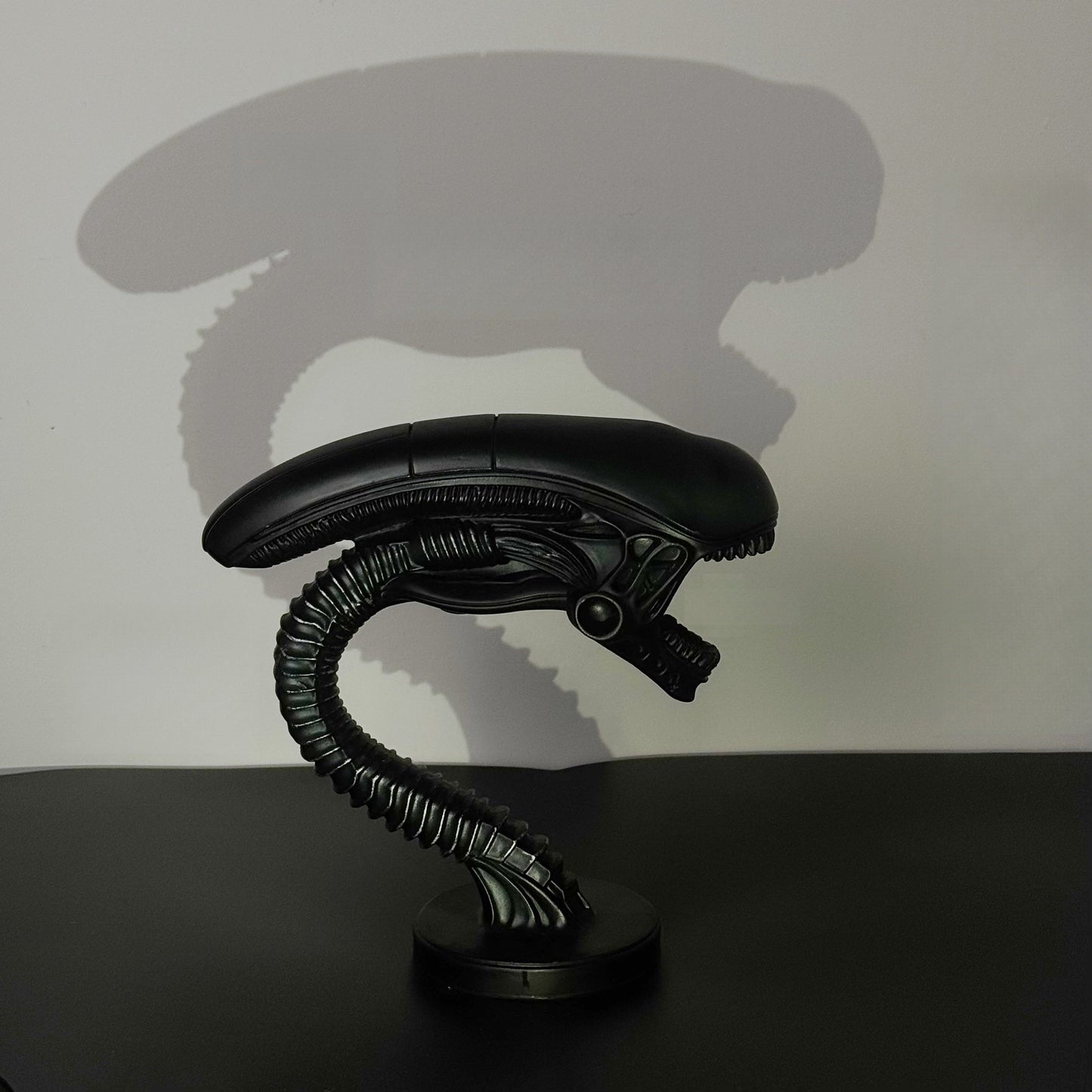 USB Alien Head Lamp – Sci-Fi Resin Desk Light for Bedroom, Office & Halloween Decor