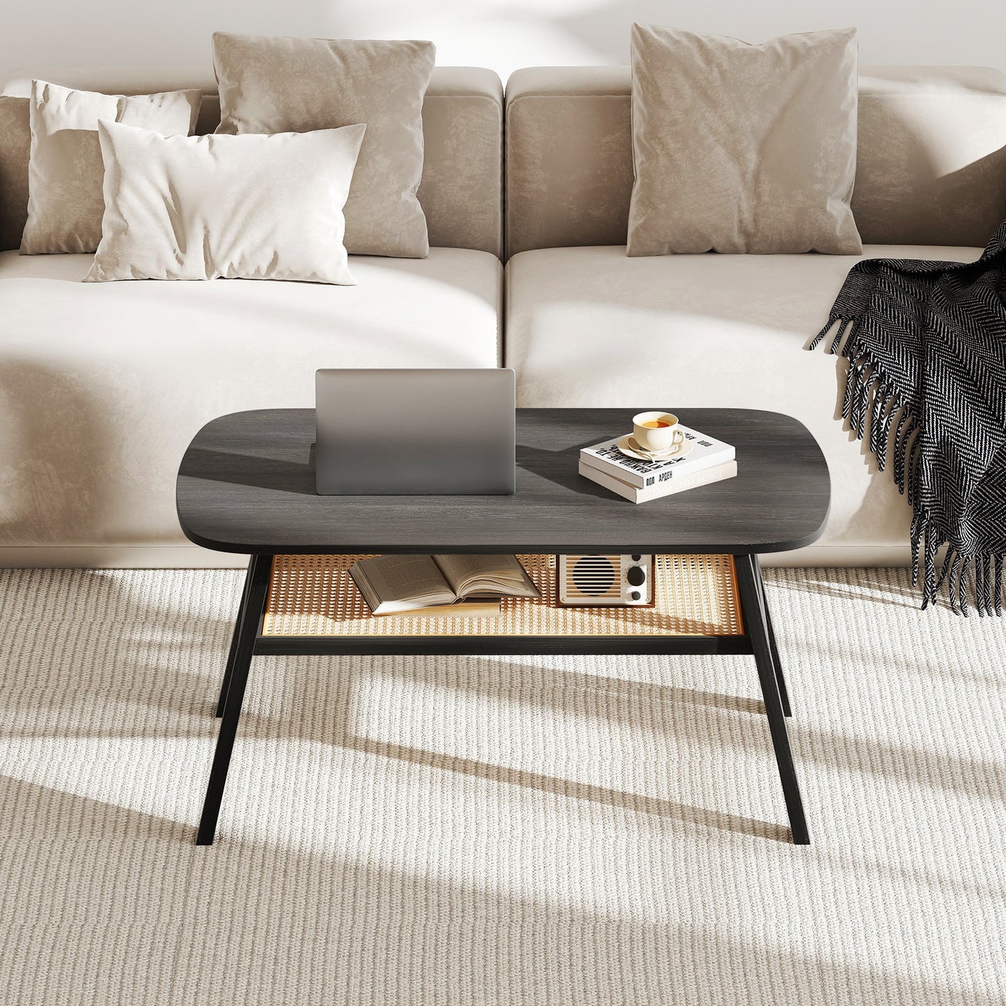 Mesa de centro rectangular de 2 niveles con estante de almacenamiento de ratán y patas de madera de caucho - Gris oscuro