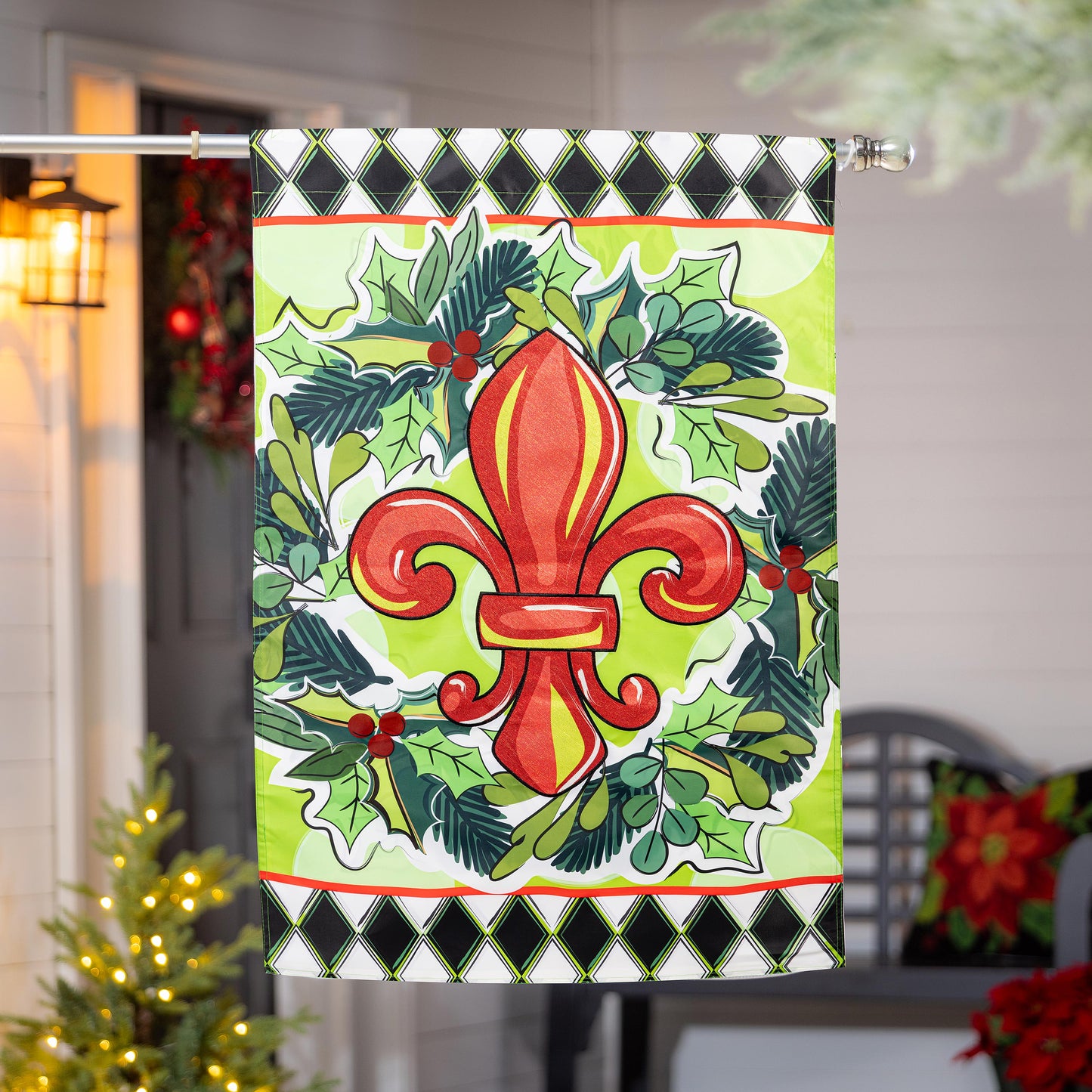 Bandera de la casa con apliques de flor de lis navideña