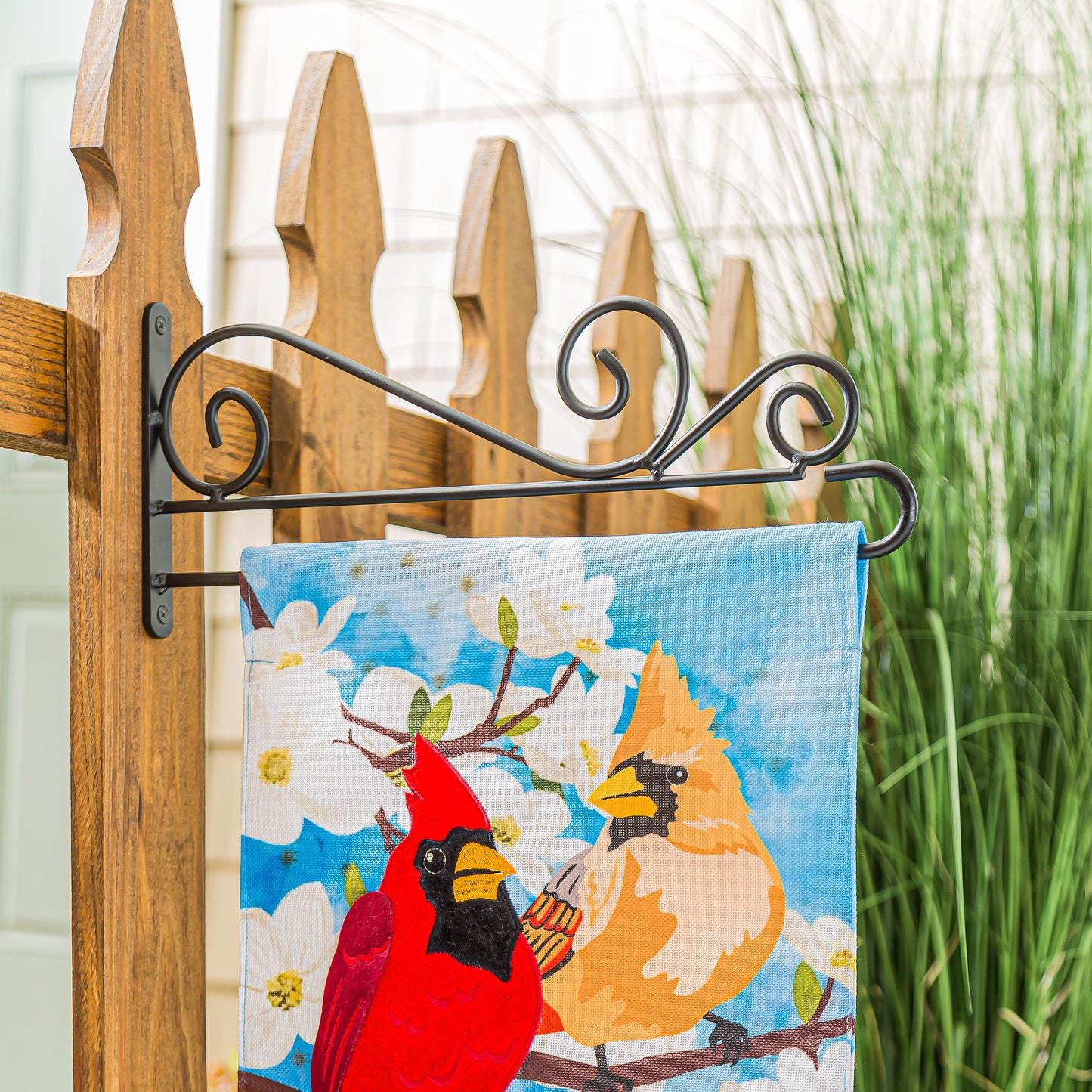 Swirl Wall-Mount Garden Flag Hanger