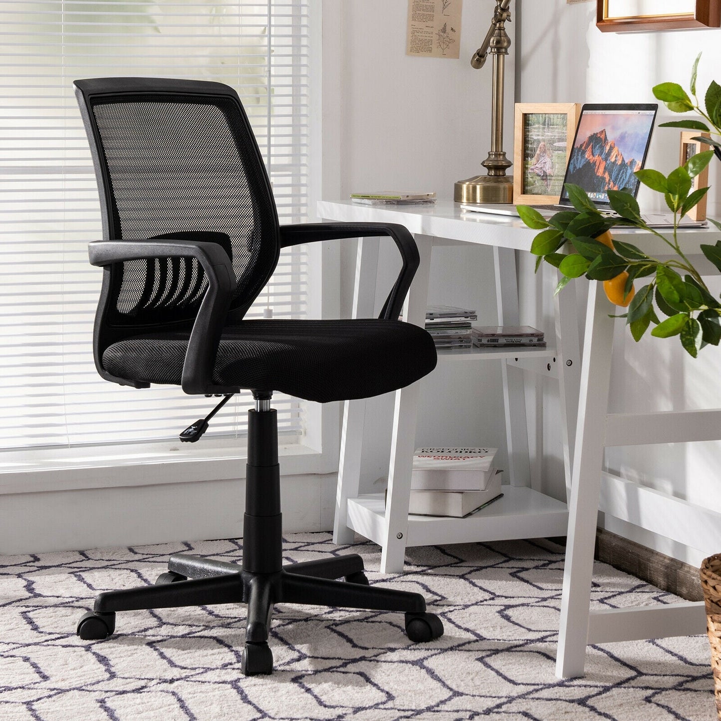 Sillón ejecutivo de malla de respaldo medio con soporte lumbar y altura ajustable