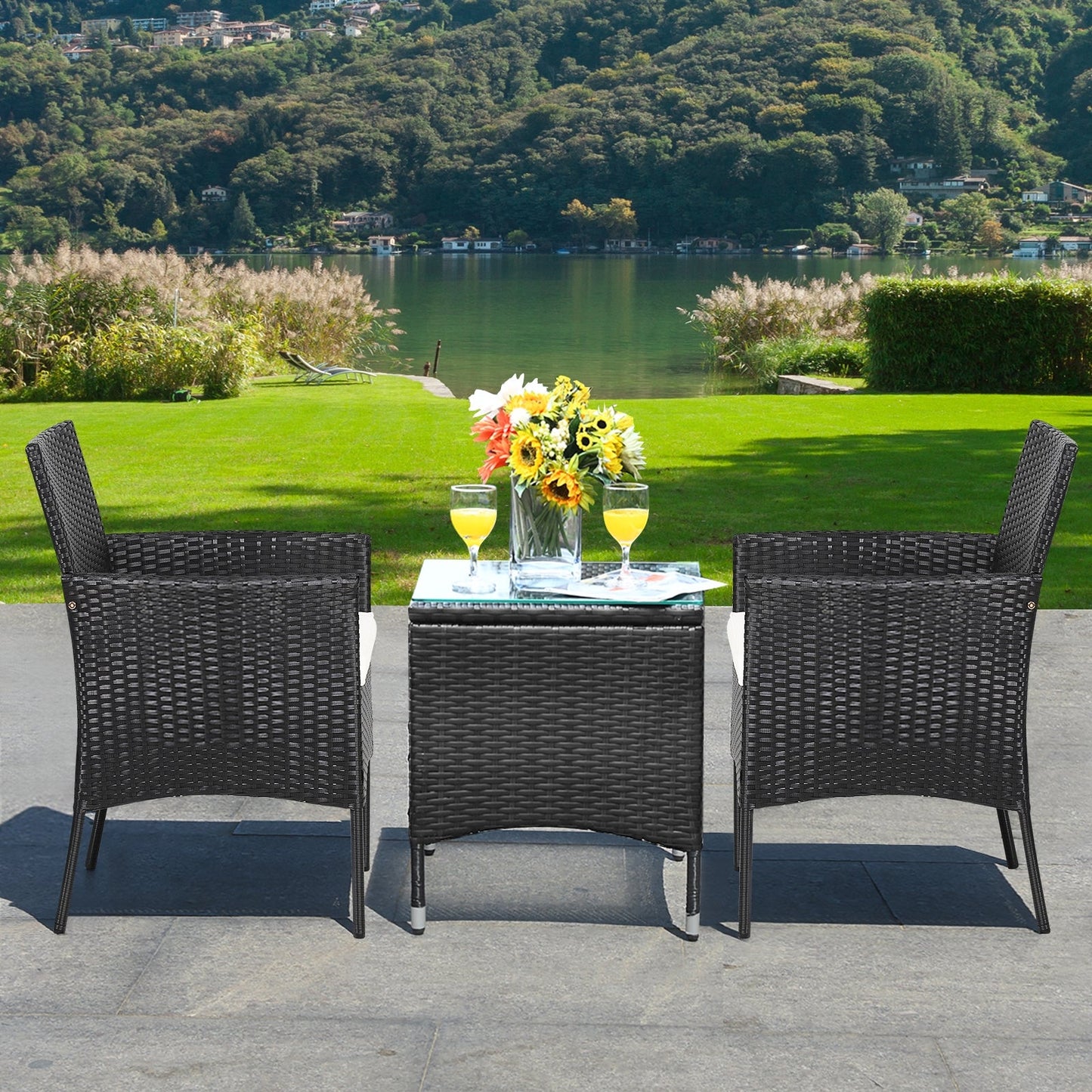 2 sillas de patio de mimbre con cómodos cojines de asiento