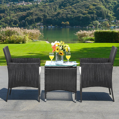 2 sillas de patio de mimbre con cómodos cojines de asiento