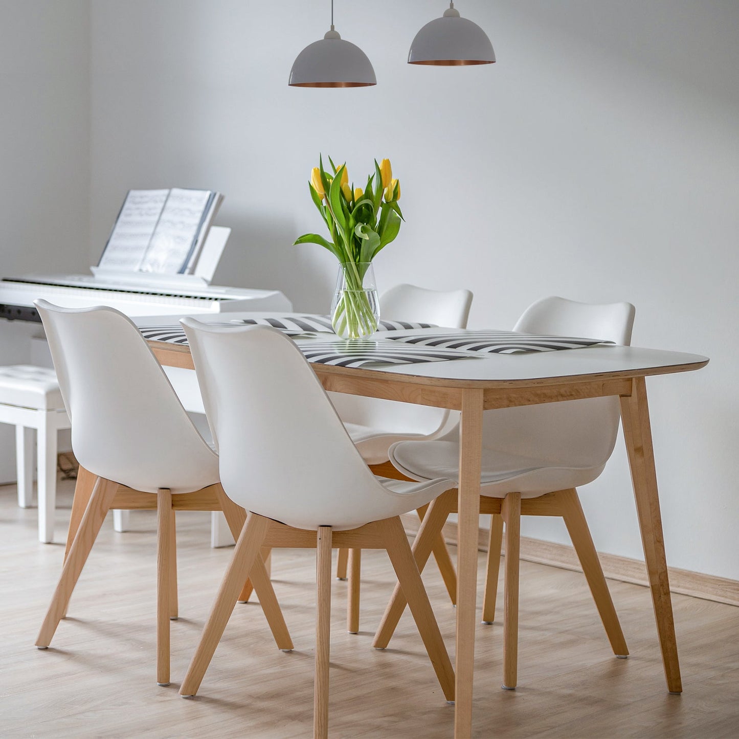 Juego de 4 sillas de comedor modernas de mediados de siglo con carcasa de PU y patas de madera - Blancas