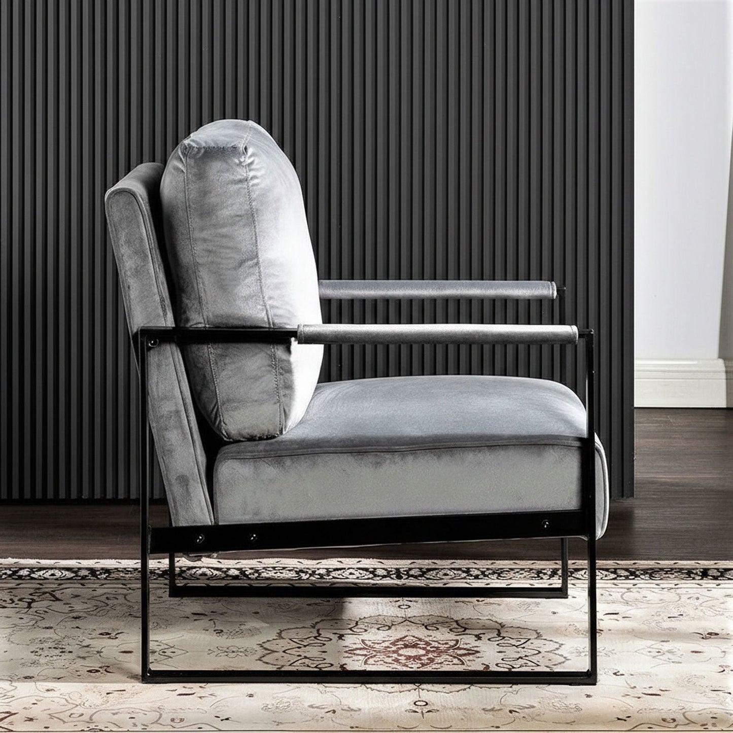 Mid Century Modern Chair With a Metal Frame