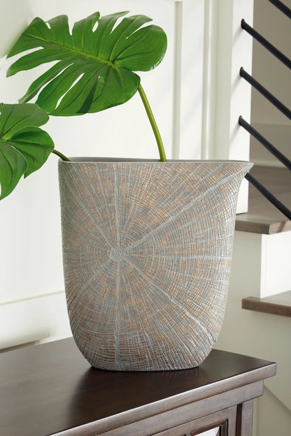 Ardenley Vase Set Of 2 With Starburst Design