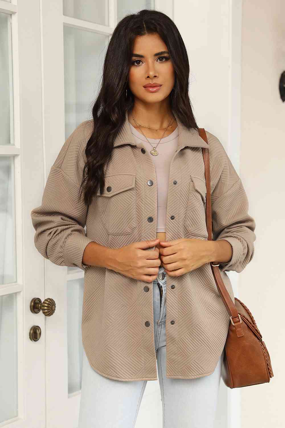Stevvex beige quilted snap-front jacket with pockets, collared, lightweight worn with brown bag on Tampa Home & Garden Store